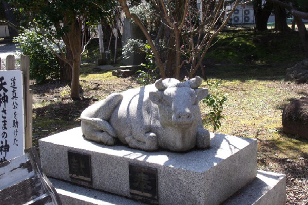 日枝神社の天神様の牛